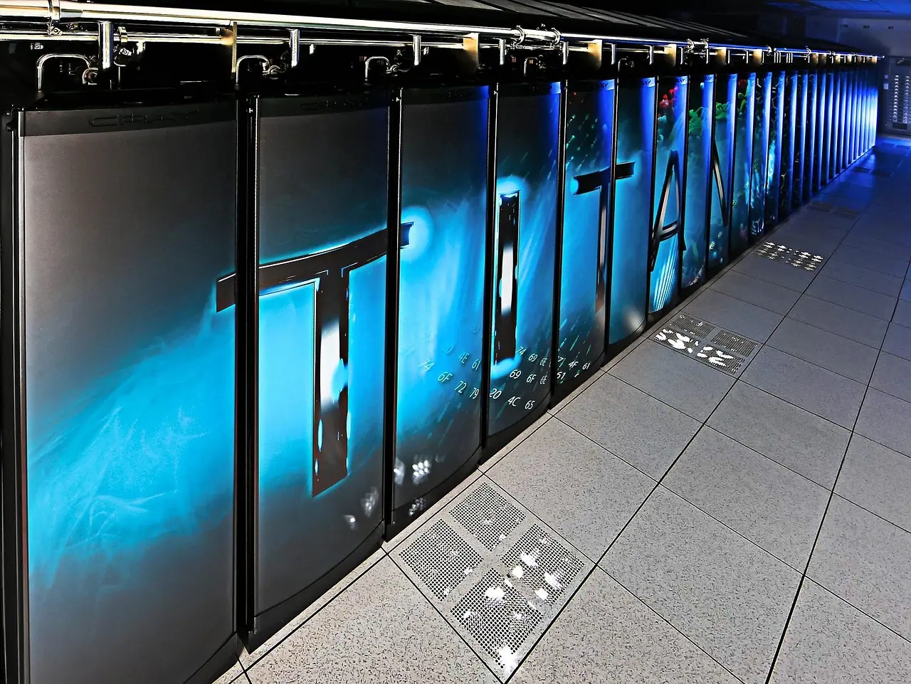 Photograph: titan 3, super computer, large