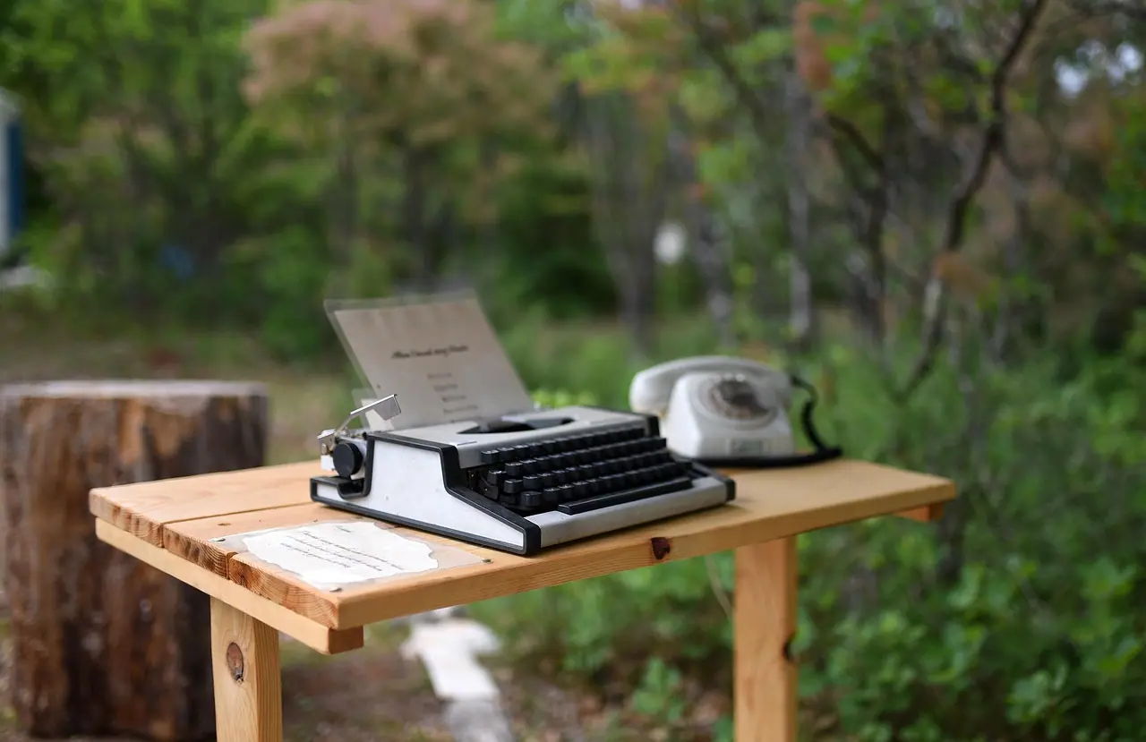 Photograph: typewriter, typing, office