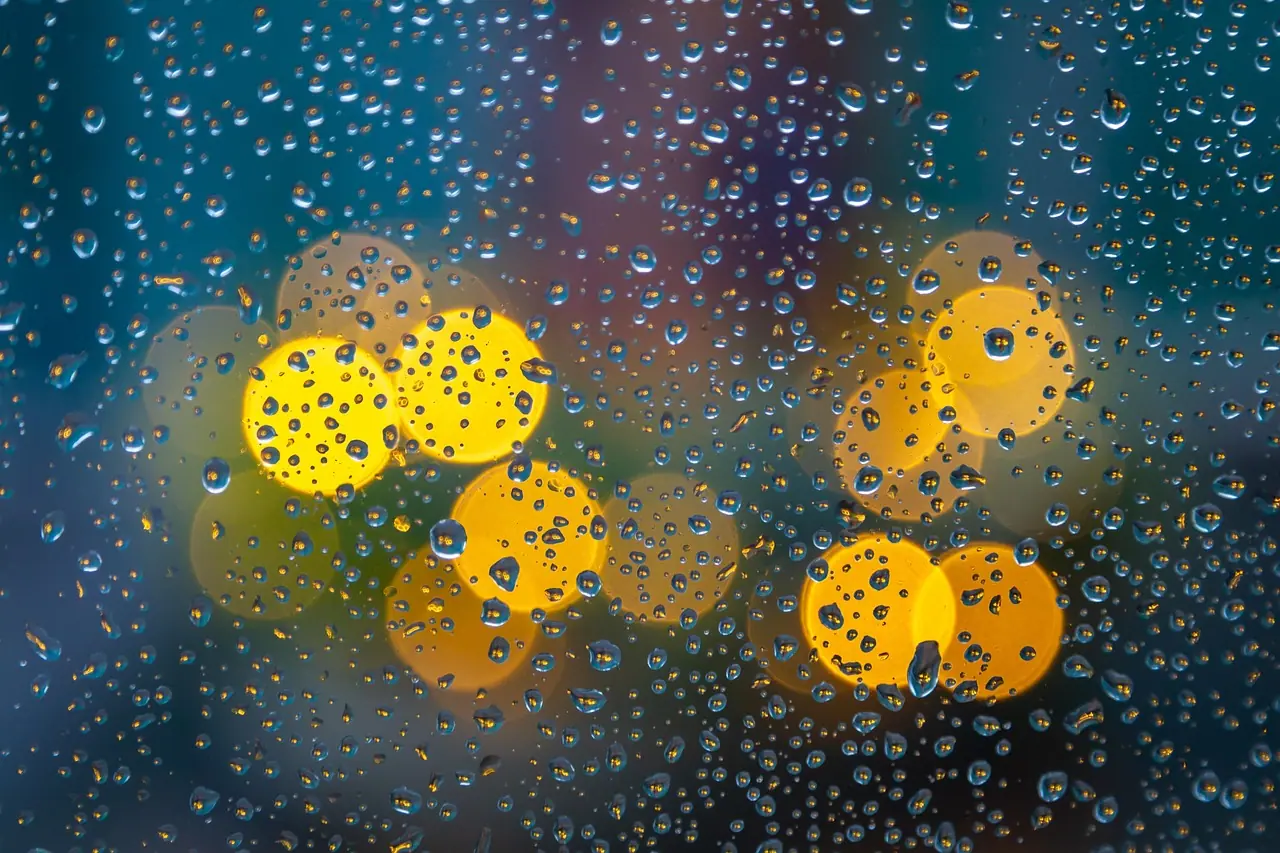 Photograph: bokeh, raindrops, window