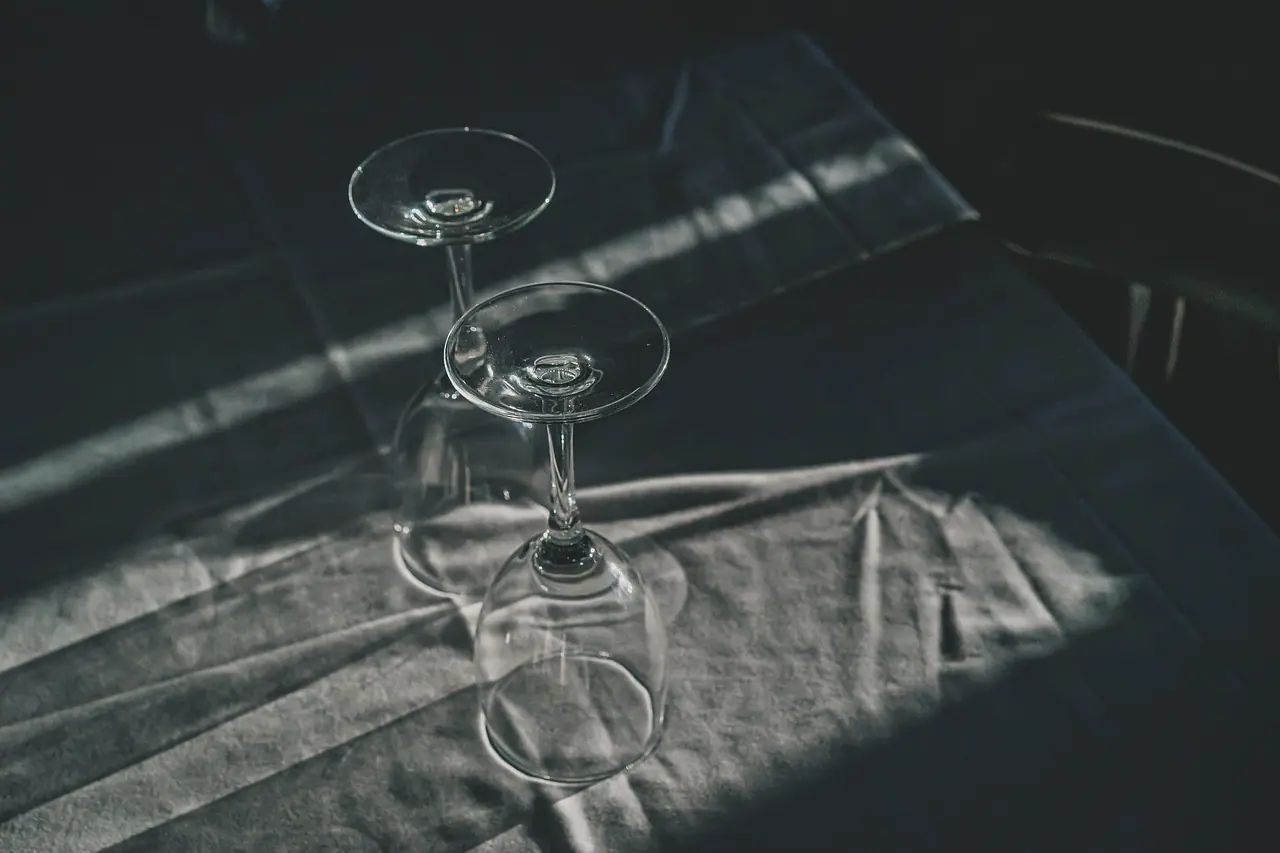 Photograph: table, glasses, restaurant